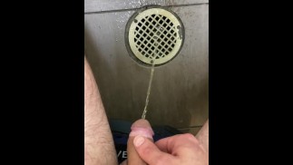 attrapé pisse coquine se branler dans le drain du sol des toilettes publiques