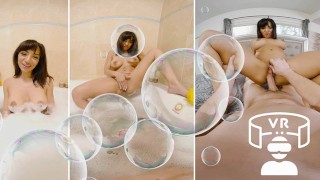 PORN VIRTUEL - L’heure du bain avec Busty Sasha Pearl mène à l’inévitable #POV