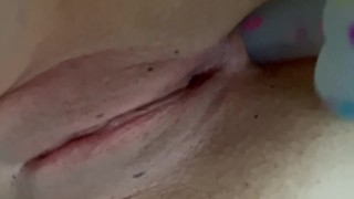 セクシーなティーンは肛門を試みます