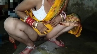 Indian Village cauple nouvellement marié pisse sur la baise dans la chambre à lit