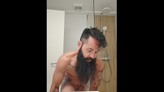 Ich habe versucht, nicht unter der Dusche zu wichsen, aber ich bin wieder auf dem Balkon fertig