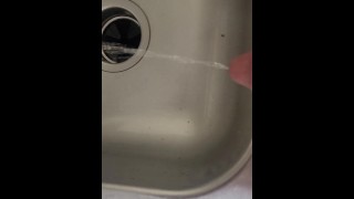 Pisse désespérée dans le lavabo de cuisine