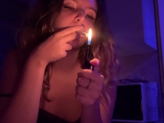 Fille Aux Cheveux Bouclés Fume Une Cigarette Tard Dans La Nuit et Touche Son Corps !