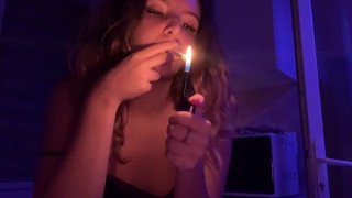 Fille aux cheveux bouclés fume une cigarette tard dans la nuit et touche son corps !