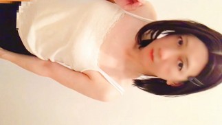Crossdresser japonesa levanta a saia e goza enquanto ofega
