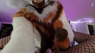 Furry Femboy se pliant en deux et grossièrement baisée avec un Strap On ! (En combinaison)