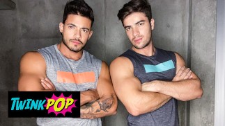 TWINKPOP - Daniel Montoya plie le bas Alejo Ospina et lui frappe le cul serré