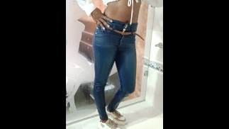 Namorada wetlook em jeans e tênis
