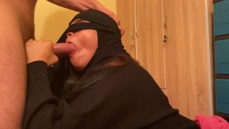 زوجي جابلي صاحبو ينيكني وهو قاعد يشلخعلينا