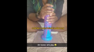 彼女の大きなおもちゃを見せているセクシーな女の子