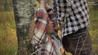 Sexo en un cálido bosque de otoño