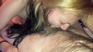 Beautiful babe (18 ans) fait plaisir à la bite bien dure de son beau-père