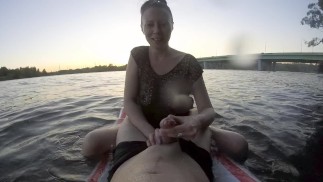 Amateur Publiek handjob in water