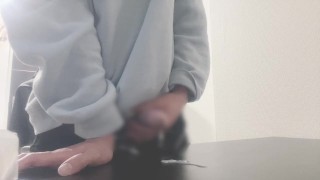 Jonge man doet een handjob en cumshot♡