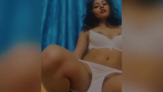 Sexy Nia van India pleziert zichzelf