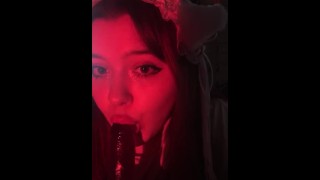 Sexy dívka uslintaně saje obrovský penis