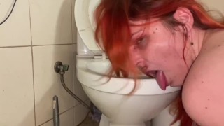 Lécher les toilettes et humping