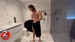 ❤️ REGARDEZ comment un homme se DOUCHE seul dans la salle de bain. Un mec hétéro se douche nu