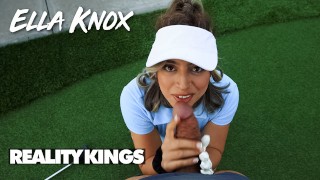 REALITY KINGS - Ella Knox récompense son homme pour lui avoir enseigné à jouer à l’or avec une pipe et une baise Nice