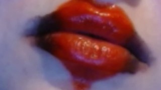 Rouge à lèvres coeur rouge et fumer de près