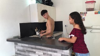AMATÉRSKÝ DOMÁCÍ SEX S MOJÍ BRUNETKOU SOUSEDKA, ŘEKLA MI, ŽE CHCE, ABYCH JI POLÍBIL KRÁSNĚ