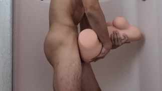 Poupée de sexe baise sous la douche