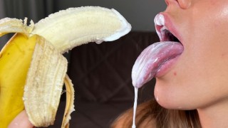 4k ASMR bouche sons, sucer, lécher et manger la banane et le yaourt à la crème