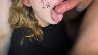 Аниме-школьница полностью заглатывает член в горло и давится им, пока я не кончаю в нее