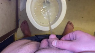 Kleiner Penis College-Kerl pisst nach dem Ficken von Tinder-Date - MicroPenis POV