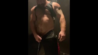 Beefy fisiculturista suado peludo mijando no banheiro da academia OnlyfansBeefBeast Musclebear Thick Beef Hung
