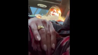 Blondynka mamuśka masturbuje się w oczekiwaniu na zielone światło i mocno spuszcza się