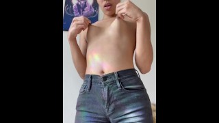 Ebonyキューティーは彼女の小さなおっぱいを絞り、彼女の敏感な乳首をつまむのが大好きです