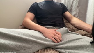 Horny Guy en pantalon de survêtement masturbe sa grosse bite jusqu’à ce qu’elle gémisse