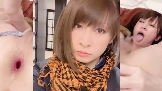 日本の男の娘が、ぽっかりと開いたアナルに、大きなディルドを入れてオナニーします。