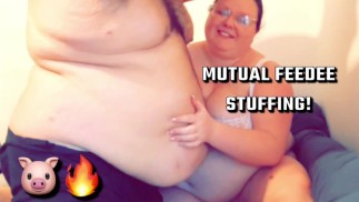 Feeder Girlfriend stuffs and jiggles Feedee Boyfriend (相互体重増加)