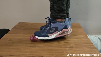 Femdom Shoejob Table Piétiner la bite Crush