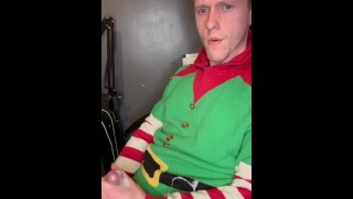 Непослушная шалая эльфийка застукана за мастурбацией на порно и кончает