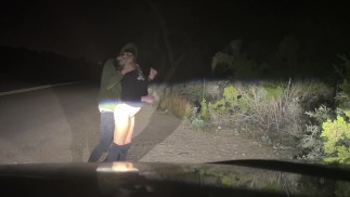 Il s’est arrêté pour utiliser ma chatte sur le bord de la route