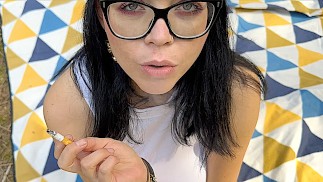 あなたの顔で喫煙し、屋外でおっぱいをバウンス
