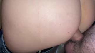 La perra salta sobre mí y me da por el culo