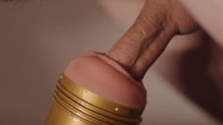 Un suédois baise doucement son Fleshlight