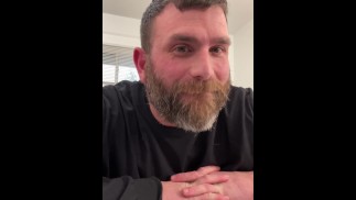 Cumming na spodní prádlo pro fanouška, který za ně zaplatil 150 dolarů.