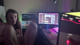 Gamer girl joue à Overwatch pendant que son petit ami utilise son vibromasseur.