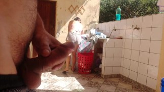 J’ai attrapé ma belle-fille en short à la lessive, je suis excitée et j’ai aimé sa chatte super pulpeuse