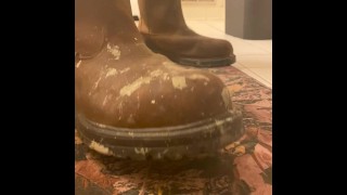 Pisser sur mes bottes de travail dans la salle de bain