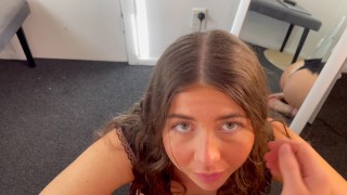 COLLEGE-SCHLAMPE GIBT ERSTEN BLOWJOB-FACEFUCK