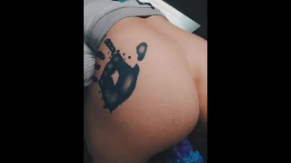 Babe tatouée étirée alors qu’elle chevauche Tentacule Dilido