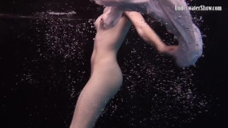 Vibras oscuras en la piscina con vestido blanco chica