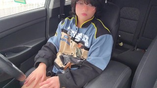 Cute asian femboy se masturbe dans la voiture après s’être fait virer de Taco Bell