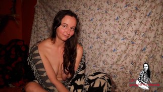 Твоя уютная милфа-подруга в одеяле читает последнюю часть романтической истории средних лет, немного соска